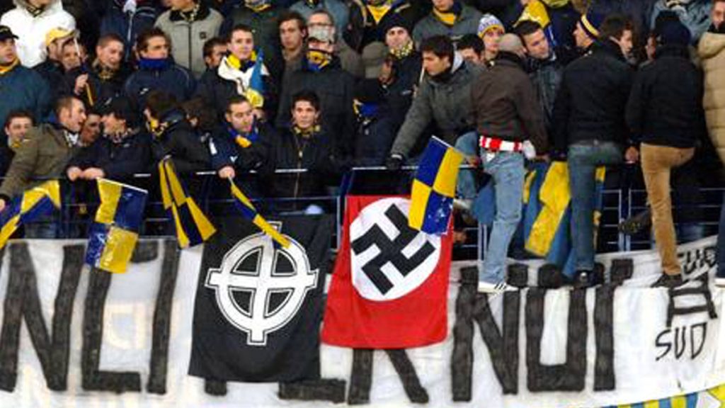 Bandiera con la svastica nazista messa in bella vista dai tifosi dell'Hellas Verona