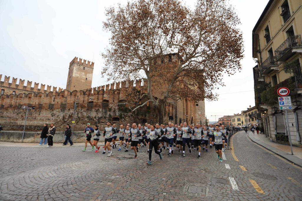 I giovani volontari nei pressi di Castelvecchio