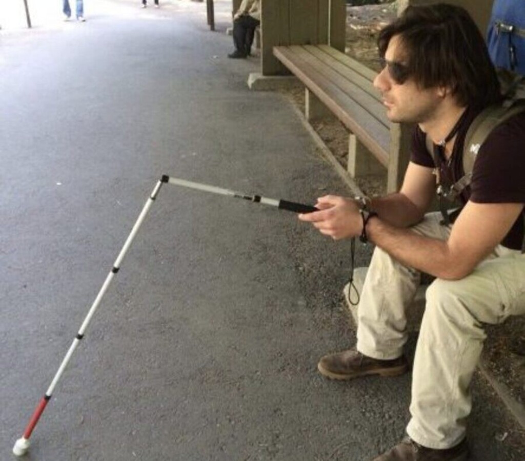 Alessandro con il bastone bianco per non vedenti