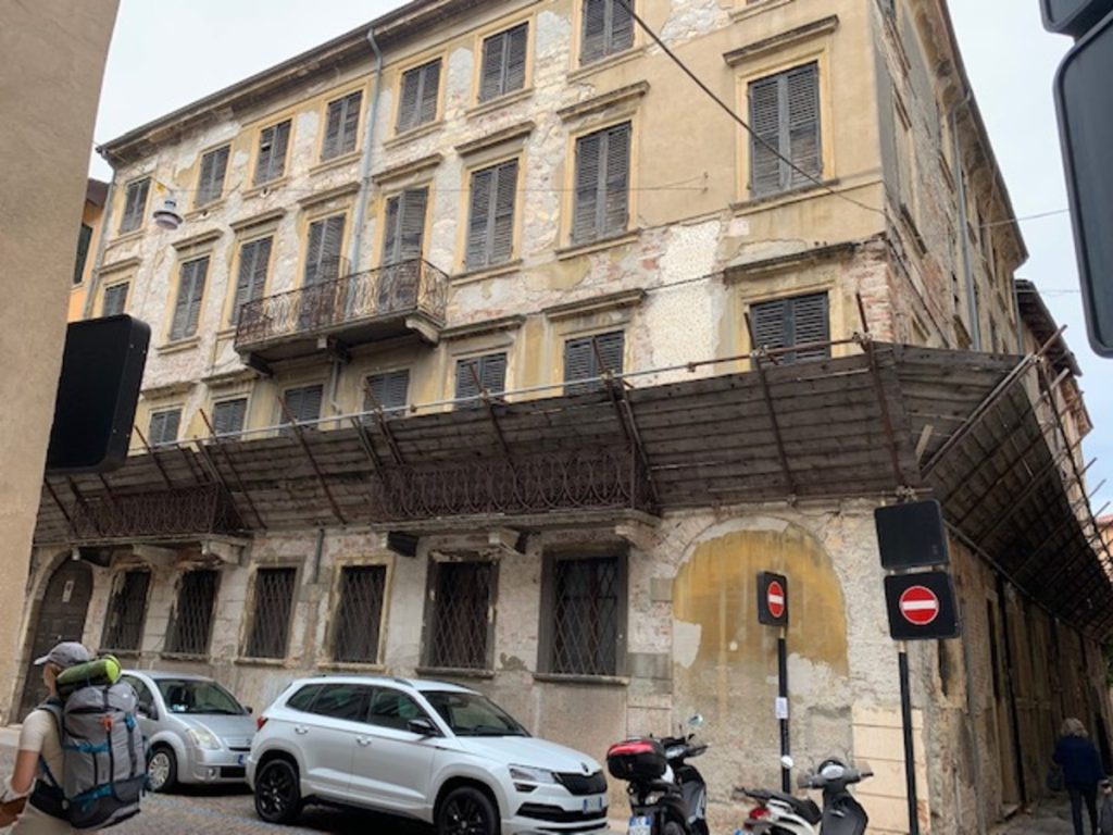 Situazione di degrado in via Arcidiacono Pacifico, nei pressi del Duomo, in centro a Verona.