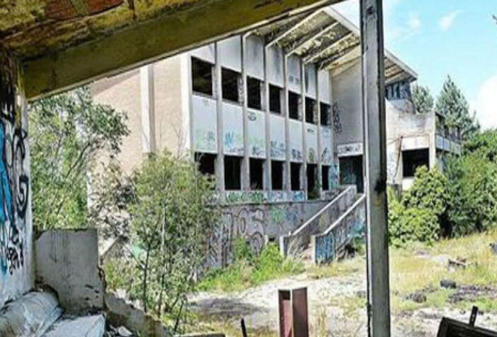 Edificio risalente agli anni 70, abbandonato sulle Torricelle e oggetto di occupazioni abusive.