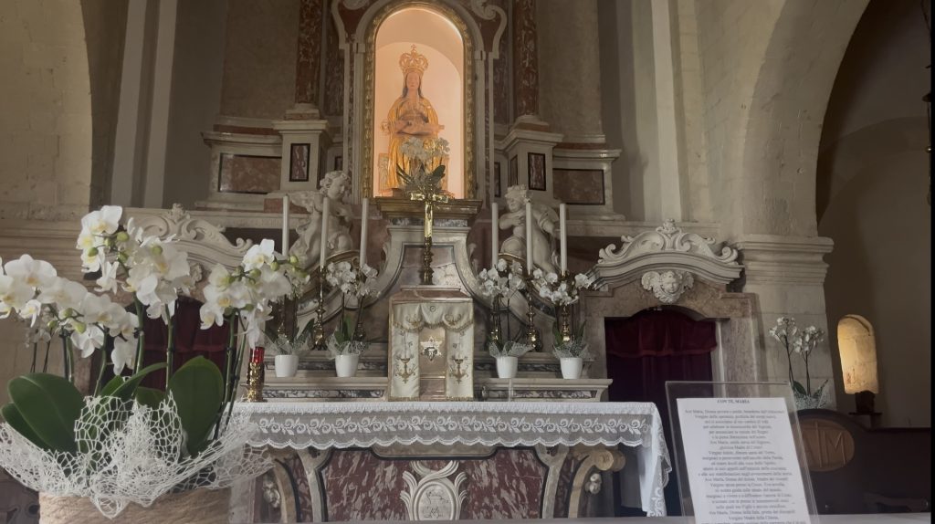 La statua della Madonna della Strà, situata dentro al santuario.