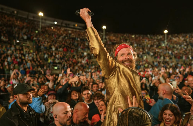 Jovanotti durante il PalaJova 2025 a Verona