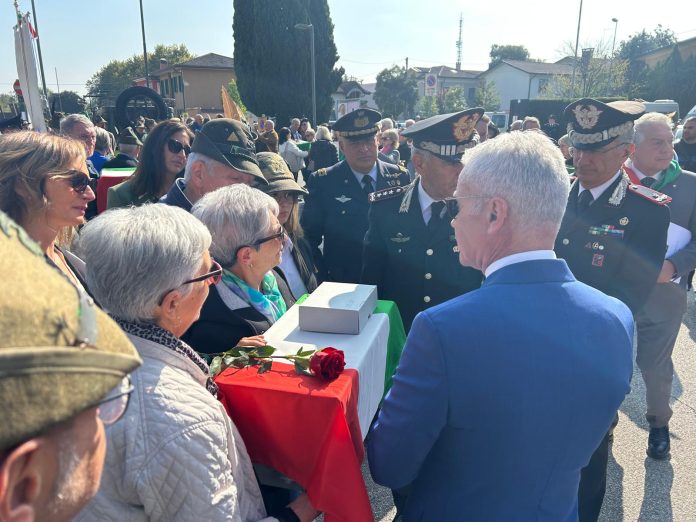 Commemorazione ceneri Augusto Malizia (2) I famigliari e la figlia Arnalda ricevono dai vertici dell'Arma le ceneri di Augusto Malizia.
