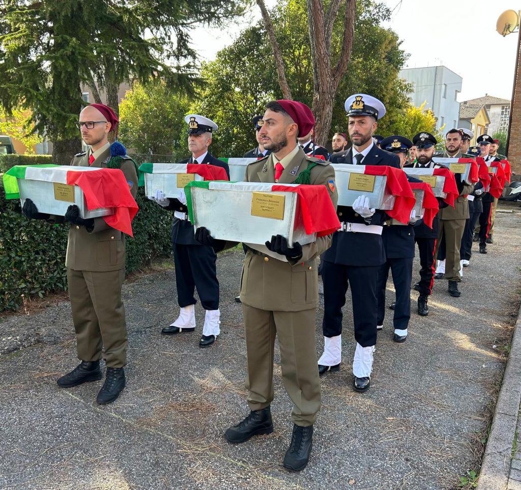 Soldati delle Forze Armate con le spoglie dei soldati ritrovati in Polonia.