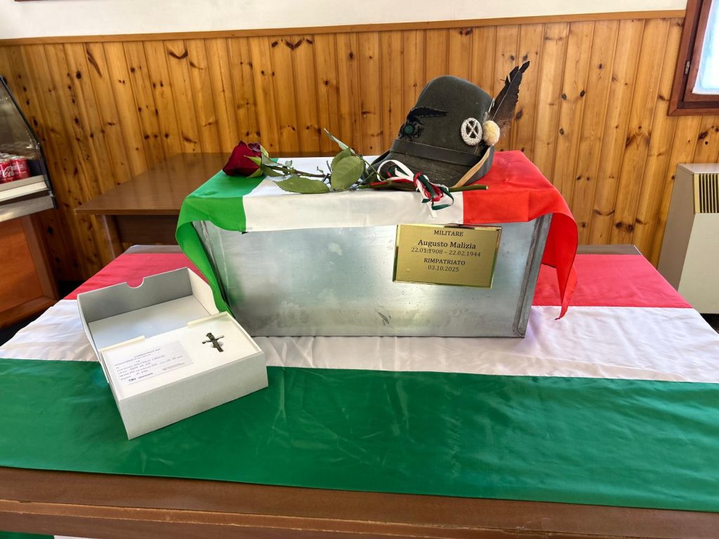 L'urna contenente le spoglie dell'alpino Augusto Malizia.