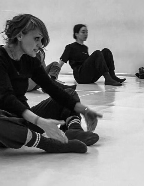 In primo piano, a sinistra, la coreografa Katia Tubini durante una lezione di danza.