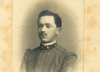 Oreste Brunelli, un giovane falegname diventato caporale zappatore Oreste Brunelli in una fotografia scattata nel 1913. Sulla sua divisa le mostrine della brigata Pinerolo, della quale era membro nello stesso anno.