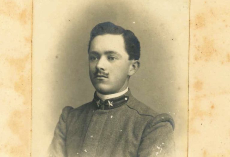 Oreste Brunelli in una fotografia scattata nel 1913. Sulla sua divisa le mostrine della brigata Pinerolo, della quale era membro nello stesso anno.
