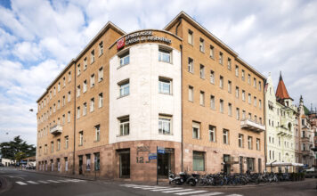 Fare banca oggi: tra tecnologia, valori e territorio. La testimonianza di Gianmarco Lincetti La sede di Sparkasse di Bolzano.
