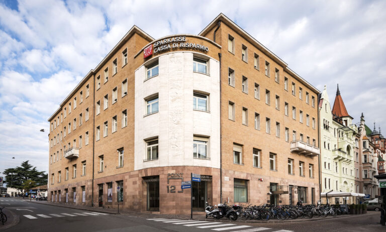 La sede di Sparkasse di Bolzano.