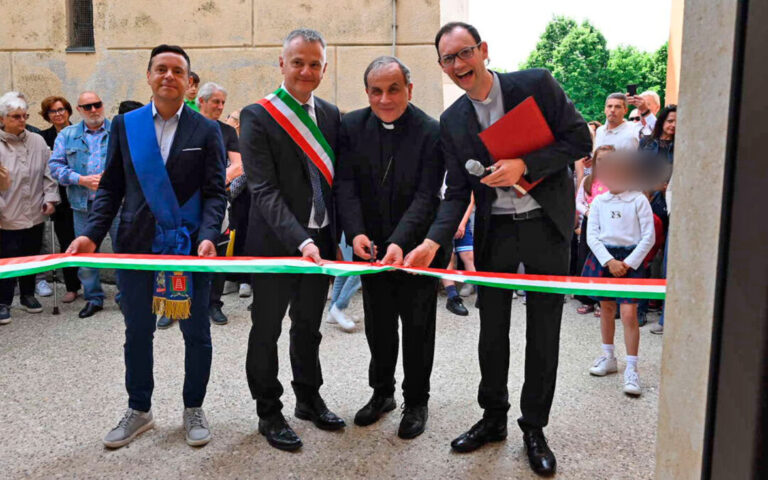 Il taglio del nastro con il vicepresidente della Provincia di Verona, il sindaco e il Vescovo di Verona.