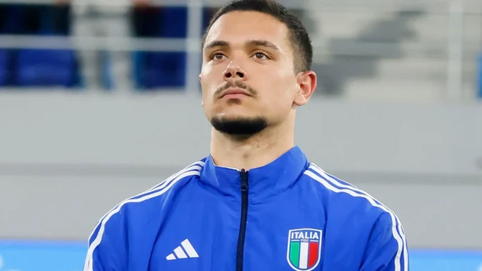 Elia Caprile con la maglia della Nazionale di calcio italiana.