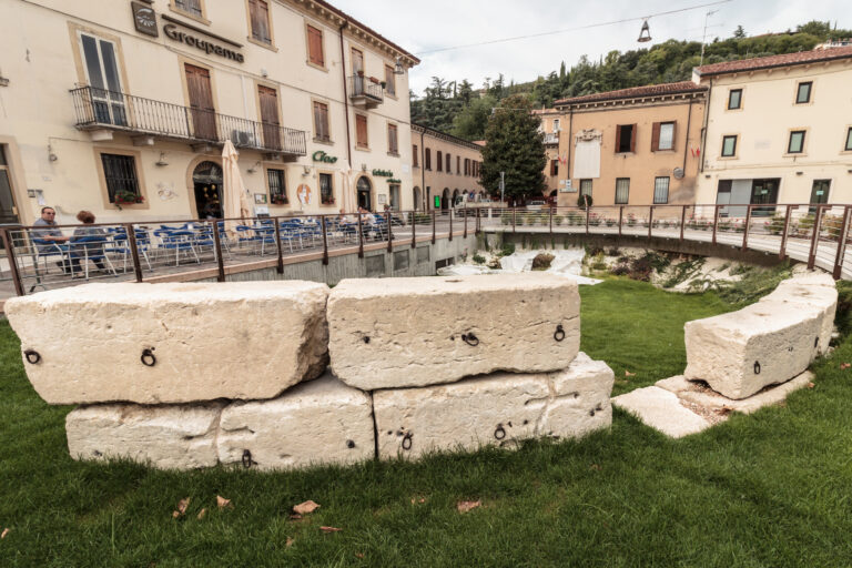 Grezzana, la necropoli romana dimenticata in piazza Carlo Ederle