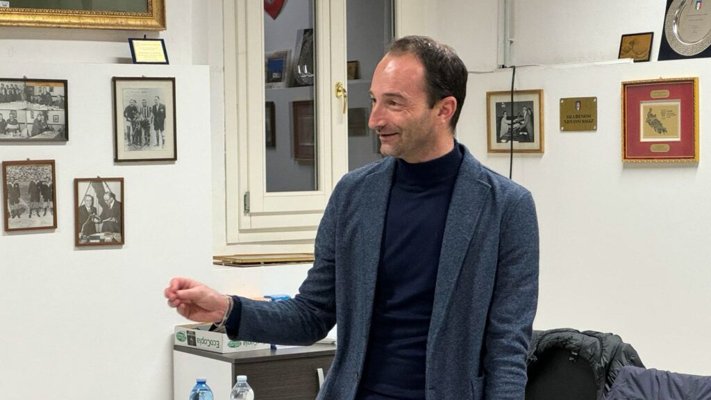 Giorgio Peretti durante una conferenza.