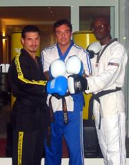 Fabio Facchiano (a sinistra), Simone Gianneschi e il campione mondiale di taekwondo