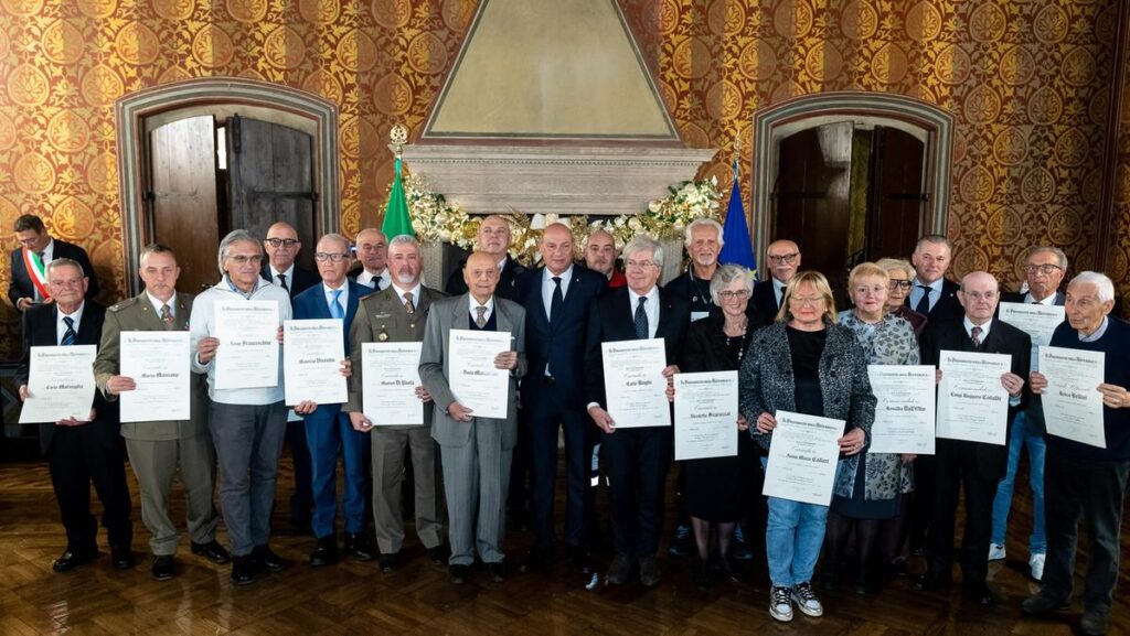 Le onorificenze consegnate dal Prefetto di Verona Demetrio Martino.