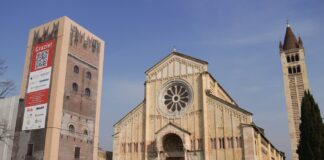 Verona sotto stress: sismicità nascosta e ingegneria della prevenzione La basilica di San Zeno con la torre ricoperta dai teli di cantiere.