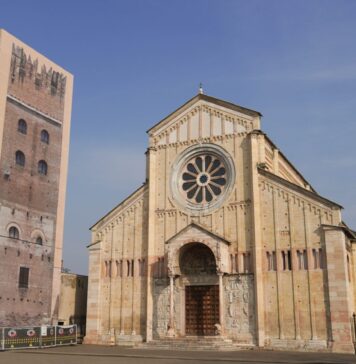 Verona sotto stress: sismicità nascosta e ingegneria della prevenzione La basilica di San Zeno con la torre ricoperta dai teli di cantiere.
