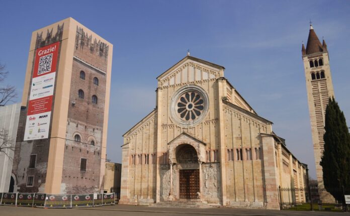 Torre abaziale di San Zeno La basilica di San Zeno con la torre ricoperta dai teli di cantiere.