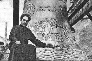 Don Antonio Rossaro vicino alla sua campana