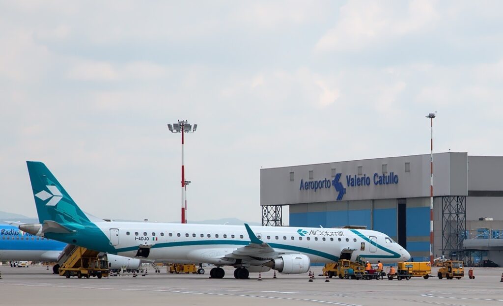 Un aereo Air Dolomiti al Catullo di Verona.